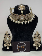 MODERN CHOKAR SET WITH TIKKA